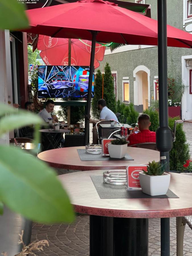 Hostel Lovely Rooms, City Center, Shared Bathroom, Windows To Corridor فيلاخ المظهر الخارجي الصورة