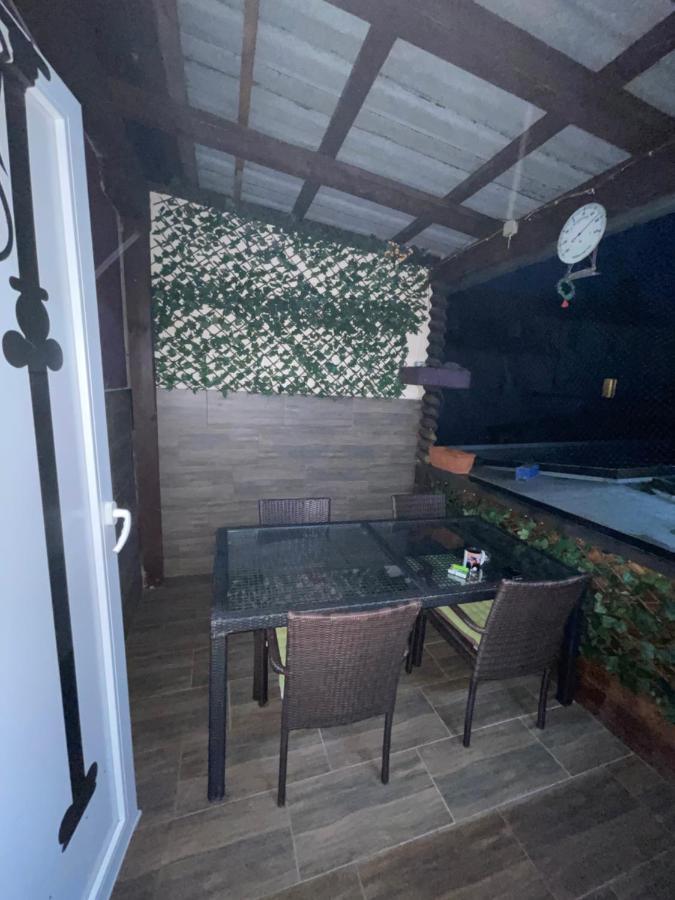 Hostel Lovely Rooms, City Center, Shared Bathroom, Windows To Corridor فيلاخ المظهر الخارجي الصورة