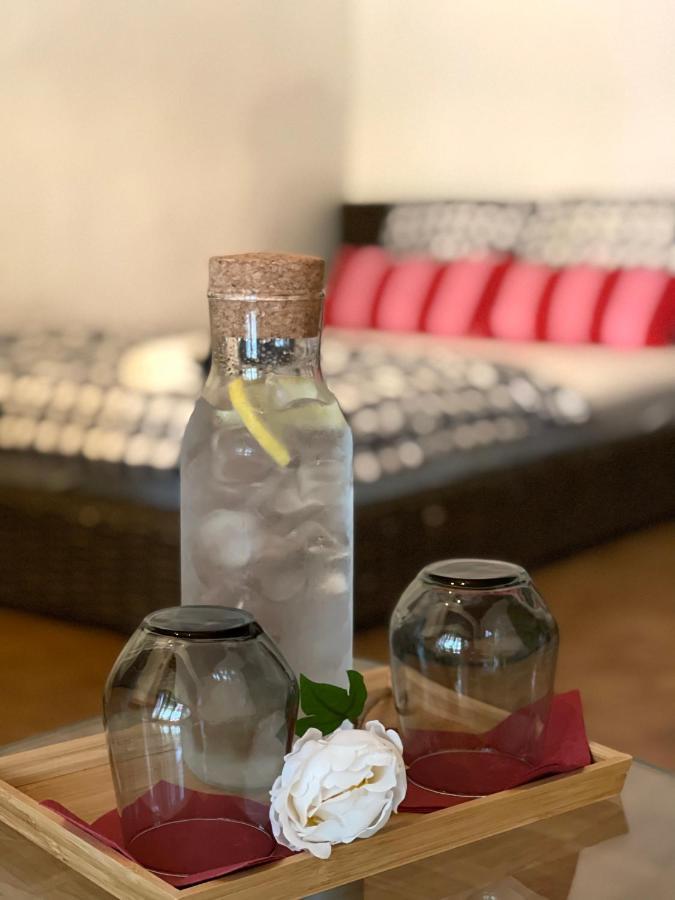 Hostel Lovely Rooms, City Center, Shared Bathroom, Windows To Corridor فيلاخ المظهر الخارجي الصورة
