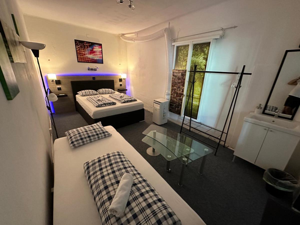 Hostel Lovely Rooms, City Center, Shared Bathroom, Windows To Corridor فيلاخ المظهر الخارجي الصورة