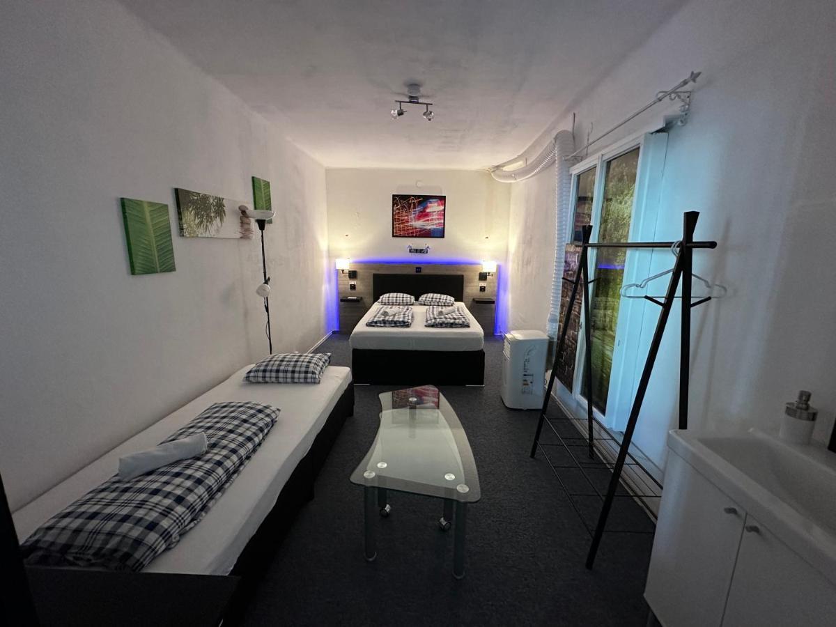 Hostel Lovely Rooms, City Center, Shared Bathroom, Windows To Corridor فيلاخ المظهر الخارجي الصورة