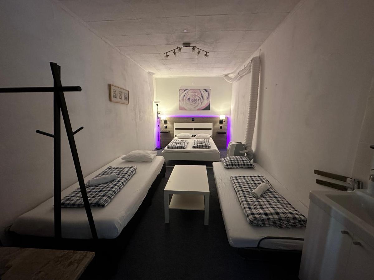 Hostel Lovely Rooms, City Center, Shared Bathroom, Windows To Corridor فيلاخ المظهر الخارجي الصورة