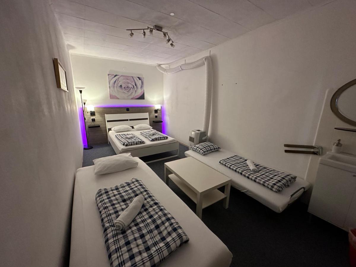 Hostel Lovely Rooms, City Center, Shared Bathroom, Windows To Corridor فيلاخ المظهر الخارجي الصورة