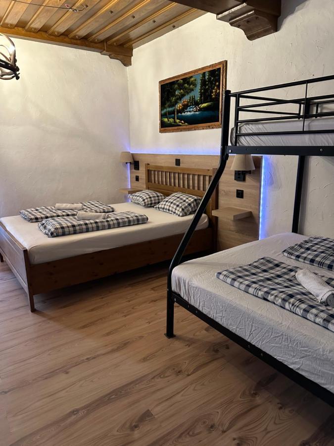 Hostel Lovely Rooms, City Center, Shared Bathroom, Windows To Corridor فيلاخ المظهر الخارجي الصورة