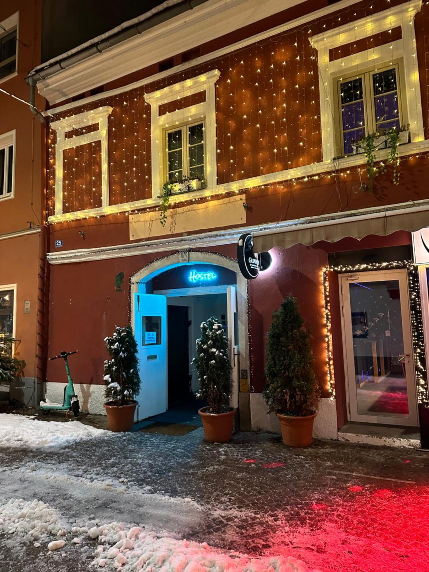 Hostel Lovely Rooms, City Center, Shared Bathroom, Windows To Corridor فيلاخ المظهر الخارجي الصورة