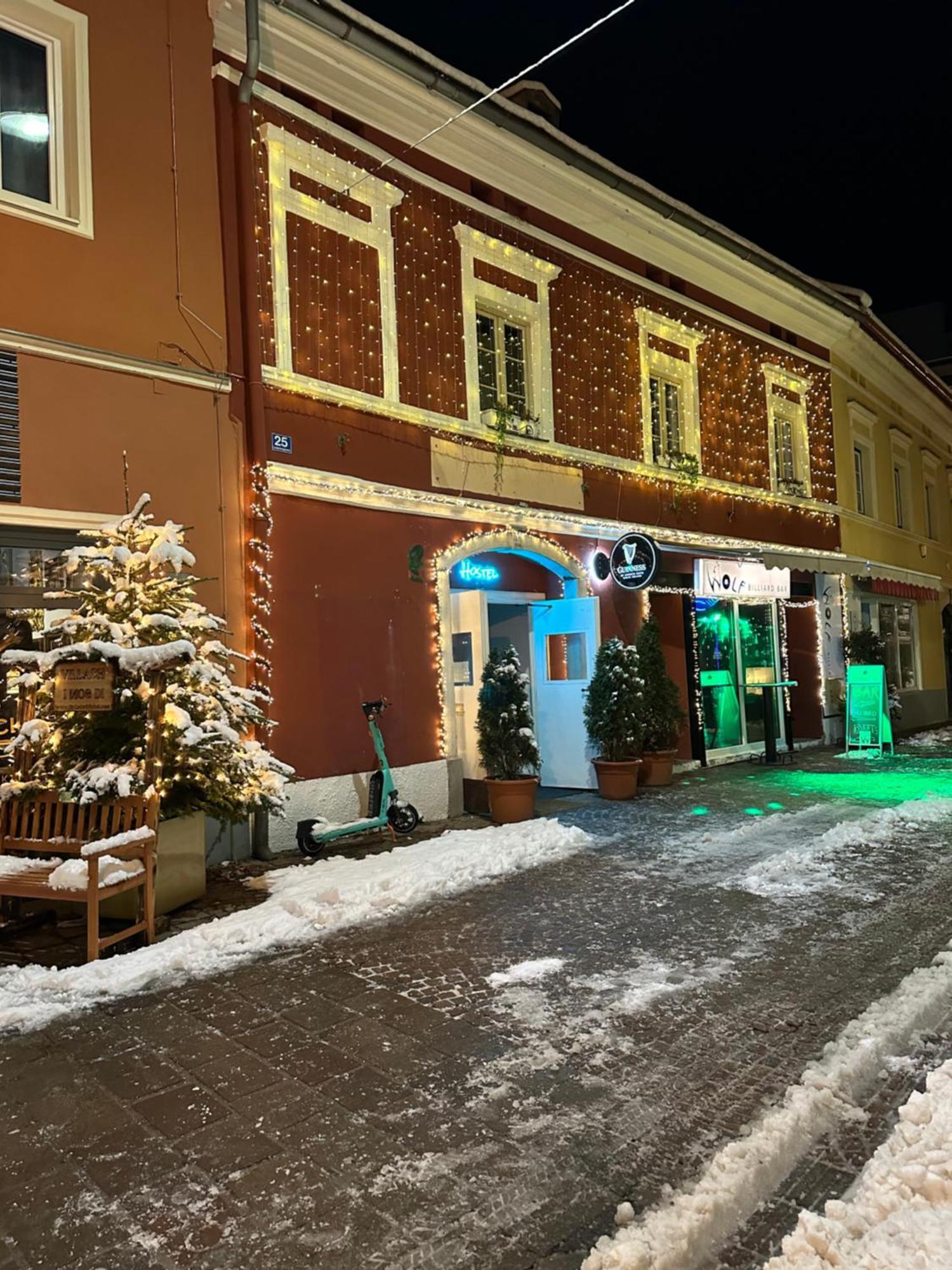 Hostel Lovely Rooms, City Center, Shared Bathroom, Windows To Corridor فيلاخ المظهر الخارجي الصورة