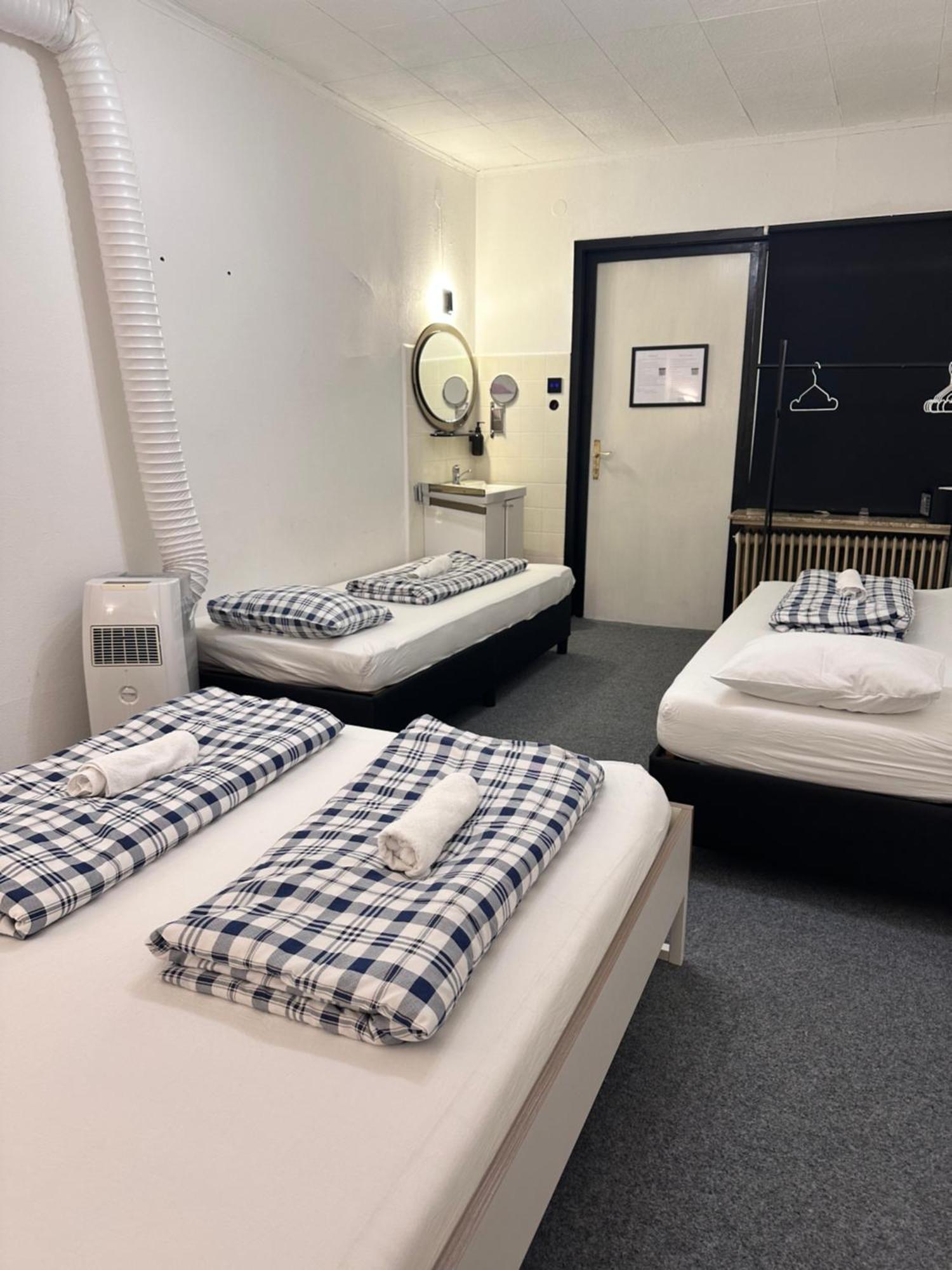 Hostel Lovely Rooms, City Center, Shared Bathroom, Windows To Corridor فيلاخ المظهر الخارجي الصورة
