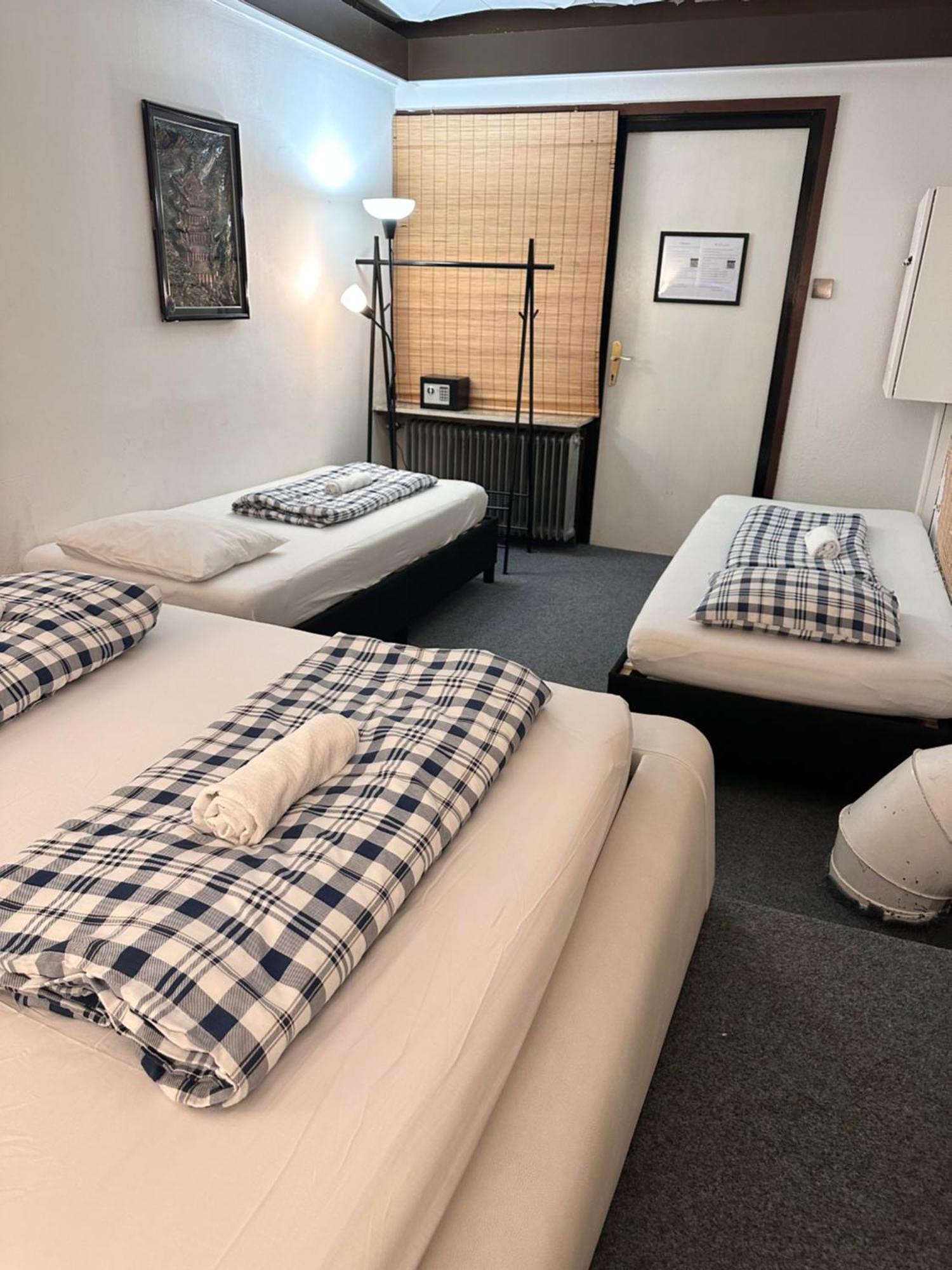 Hostel Lovely Rooms, City Center, Shared Bathroom, Windows To Corridor فيلاخ المظهر الخارجي الصورة