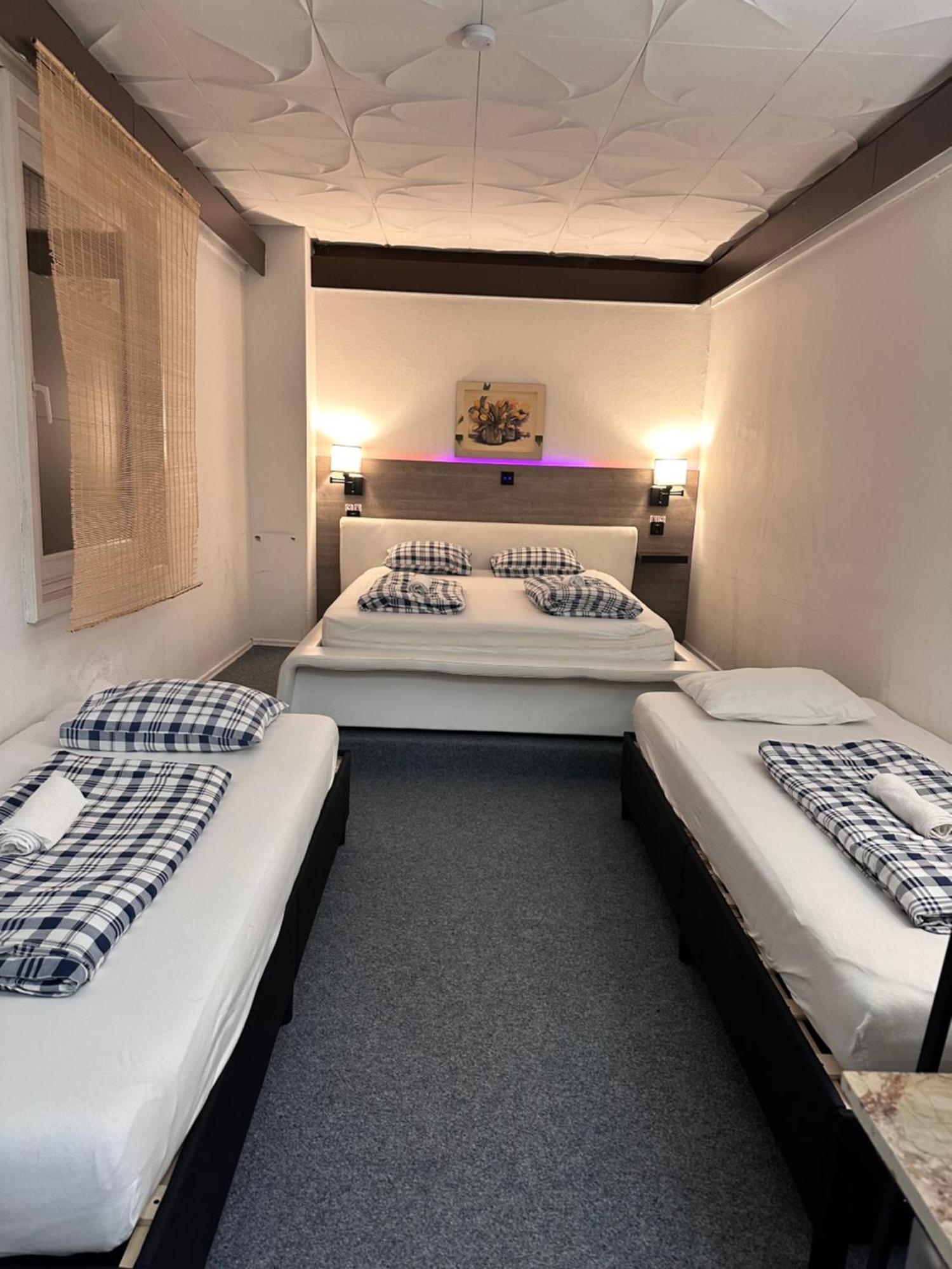 Hostel Lovely Rooms, City Center, Shared Bathroom, Windows To Corridor فيلاخ المظهر الخارجي الصورة