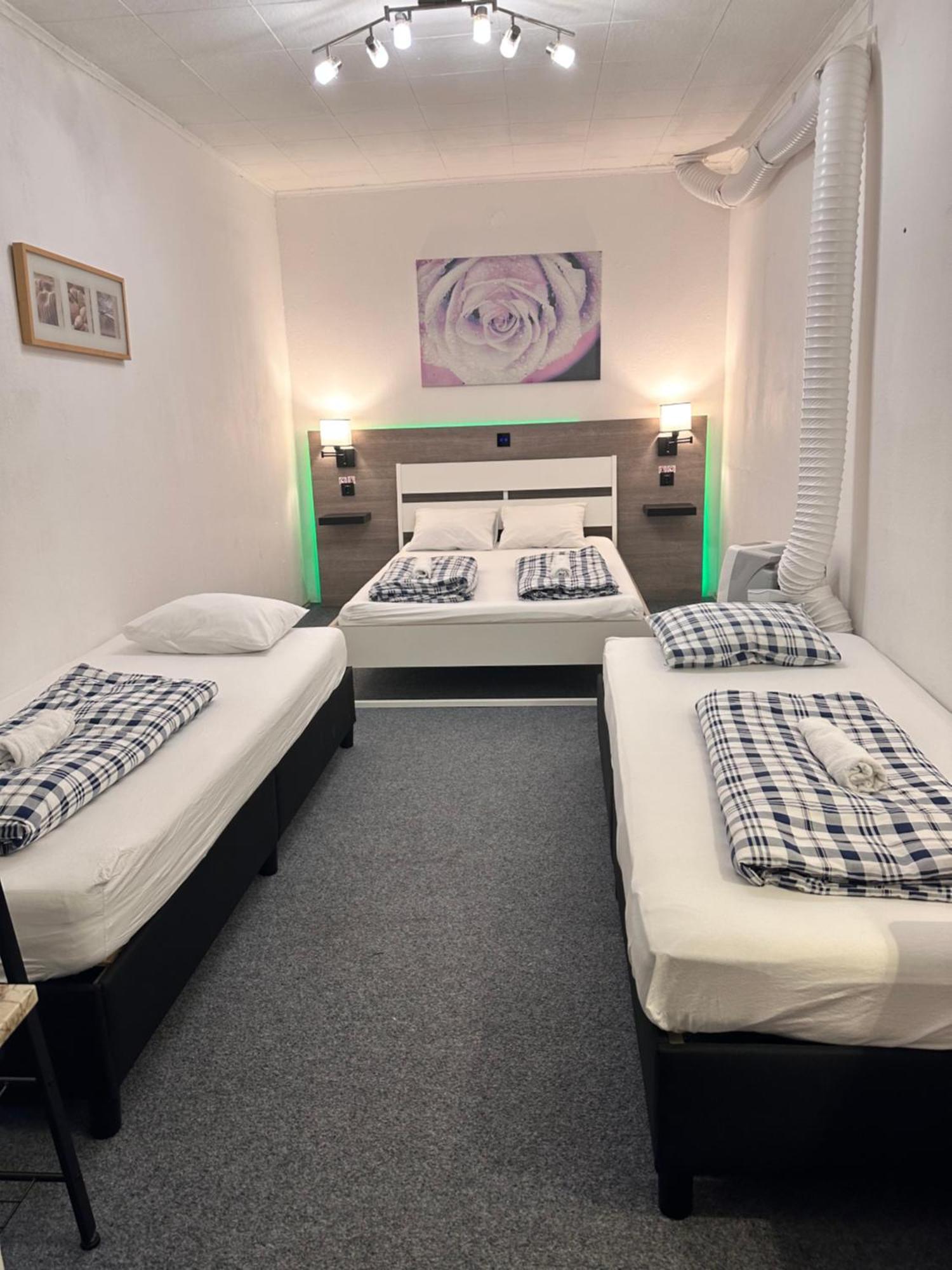 Hostel Lovely Rooms, City Center, Shared Bathroom, Windows To Corridor فيلاخ الغرفة الصورة