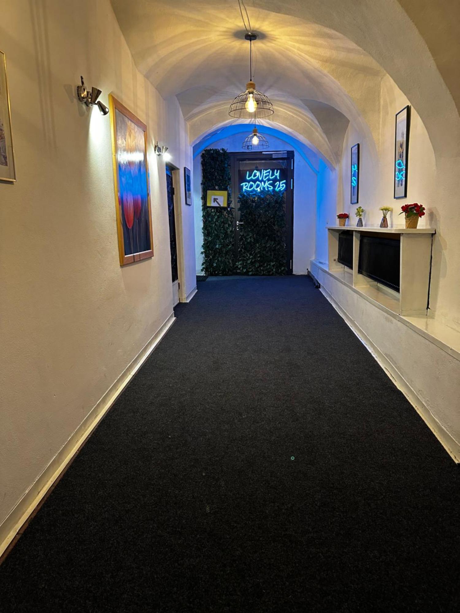 Hostel Lovely Rooms, City Center, Shared Bathroom, Windows To Corridor فيلاخ المظهر الخارجي الصورة