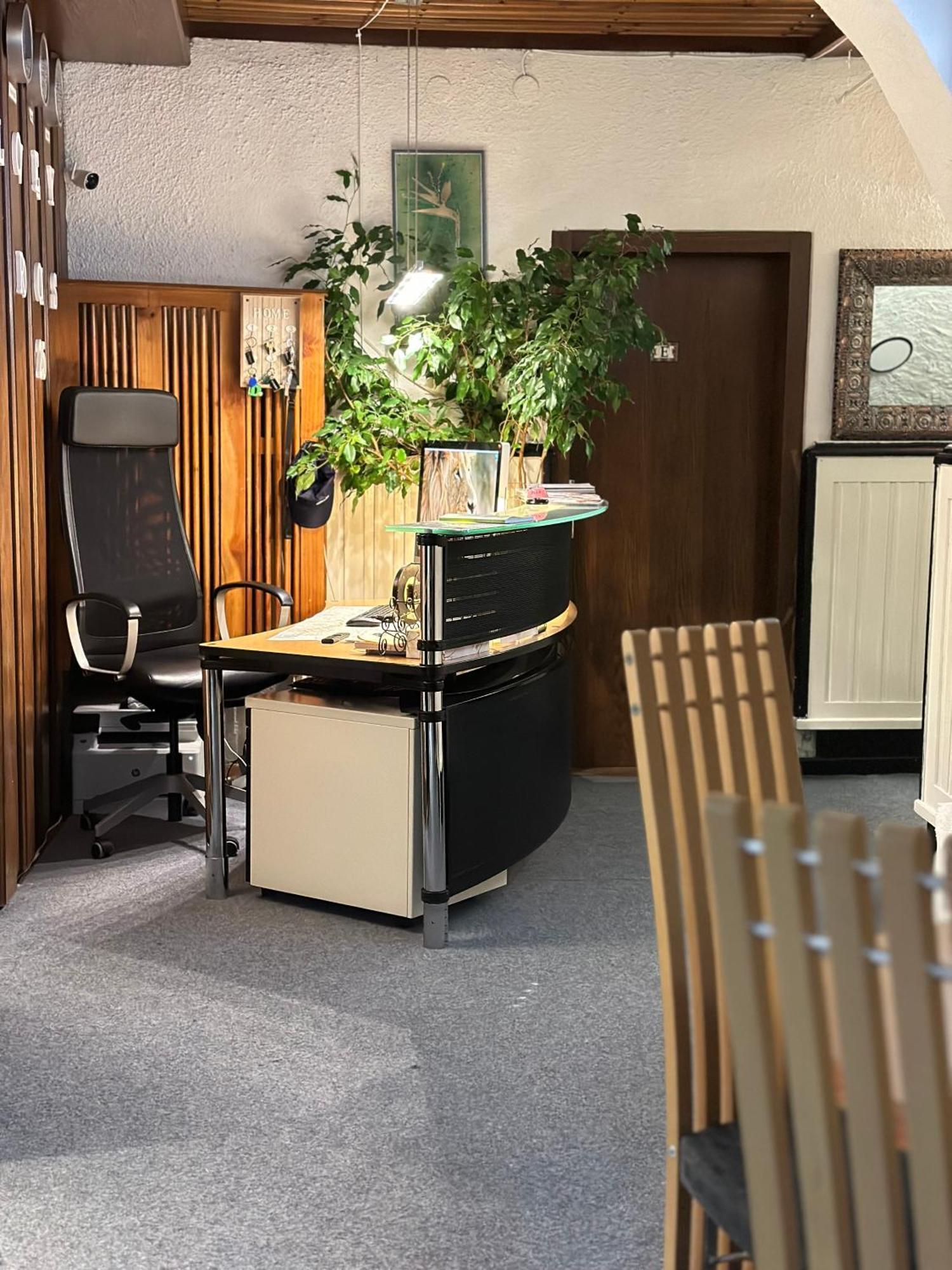 Hostel Lovely Rooms, City Center, Shared Bathroom, Windows To Corridor فيلاخ المظهر الخارجي الصورة