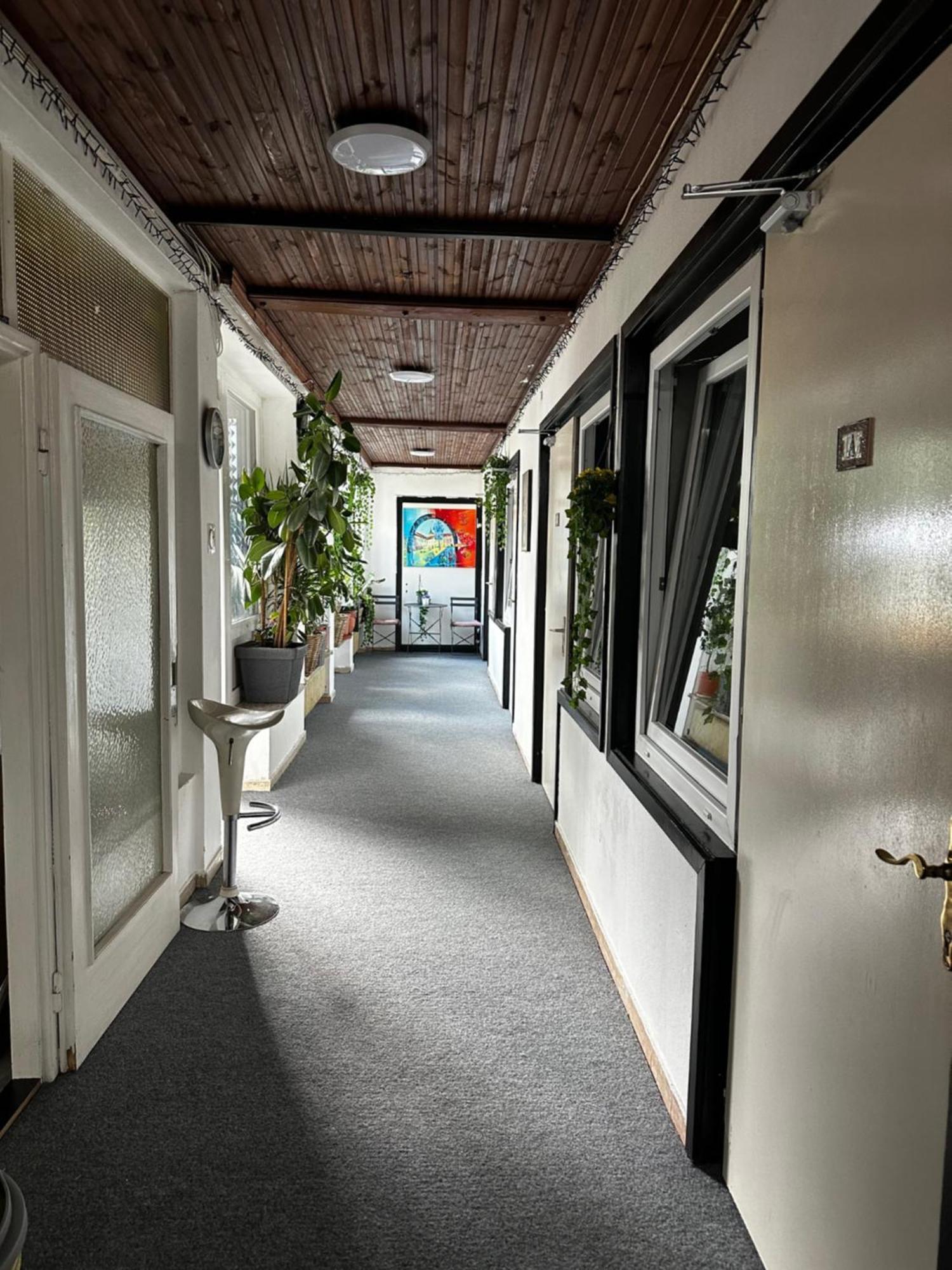 Hostel Lovely Rooms, City Center, Shared Bathroom, Windows To Corridor فيلاخ المظهر الخارجي الصورة