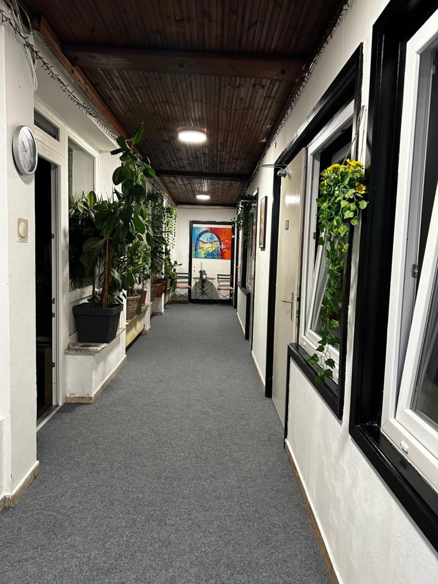 Hostel Lovely Rooms, City Center, Shared Bathroom, Windows To Corridor فيلاخ المظهر الخارجي الصورة