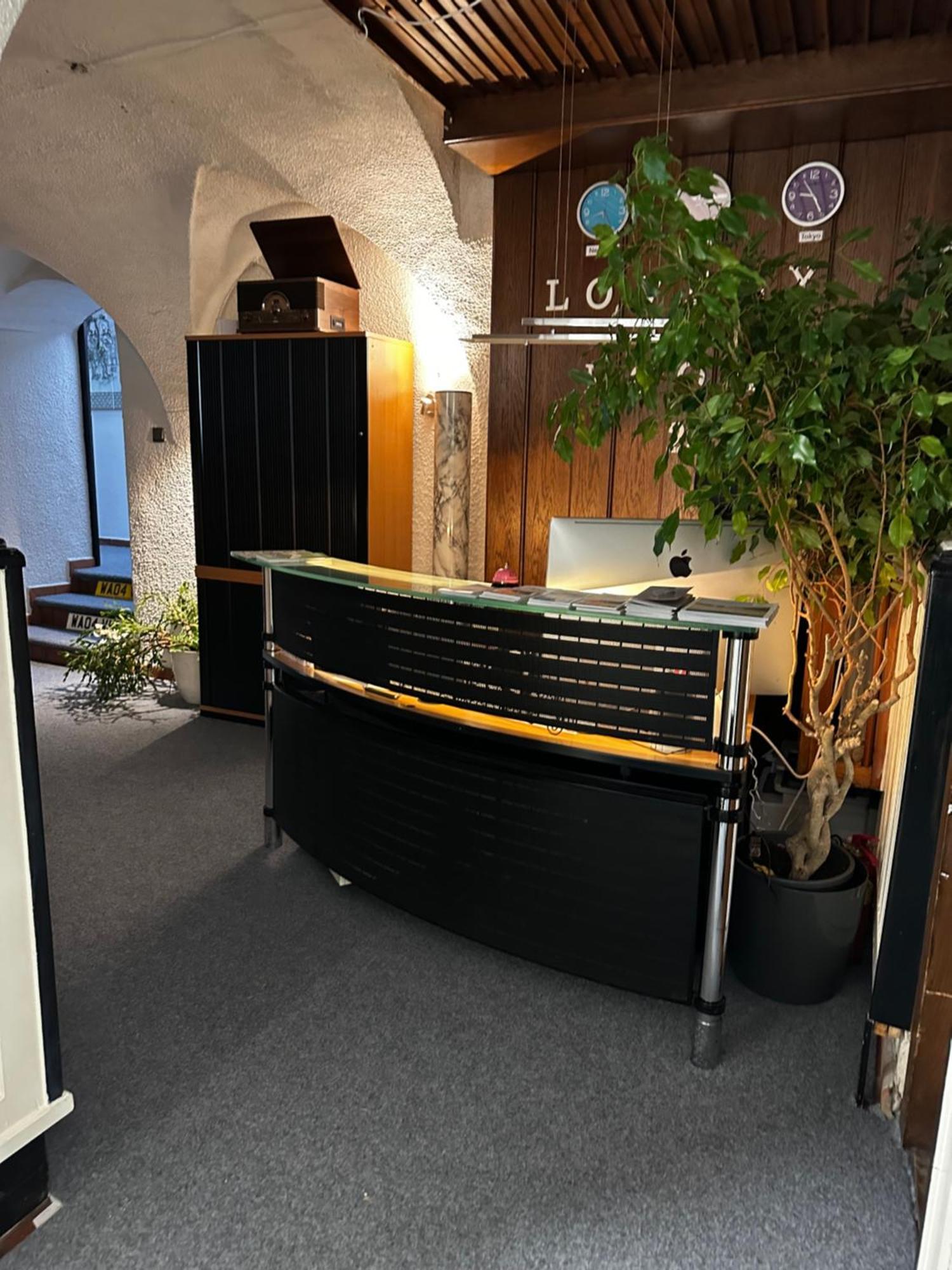 Hostel Lovely Rooms, City Center, Shared Bathroom, Windows To Corridor فيلاخ المظهر الخارجي الصورة